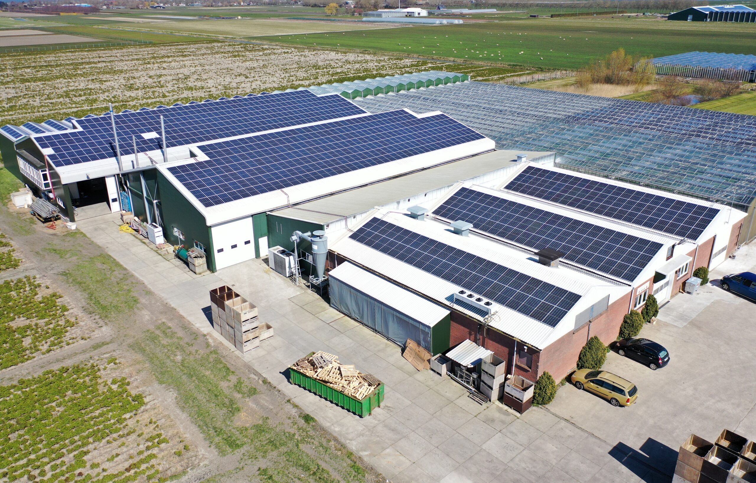 na dachach firmy zamontowane sa panele słoneczne