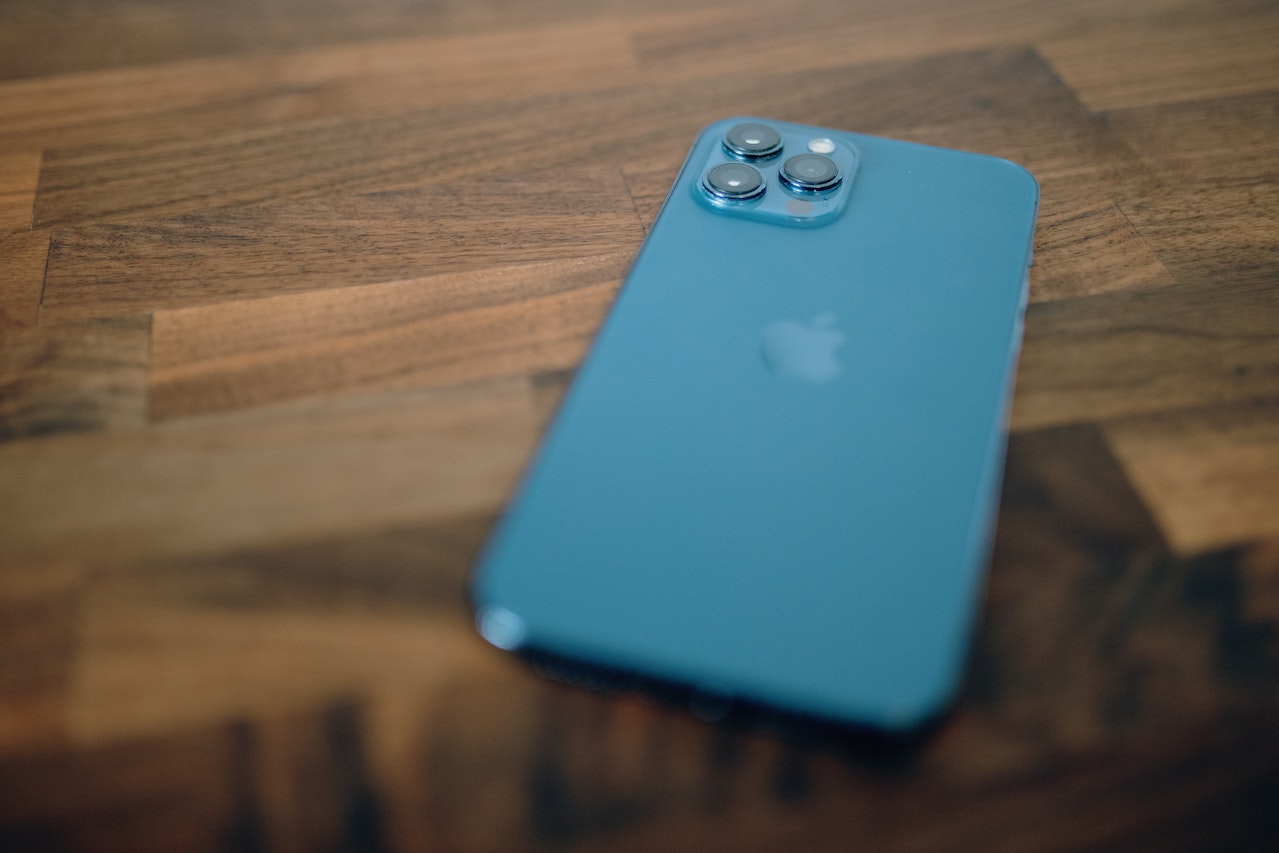 Iphone leży na stole w serwisie Apple